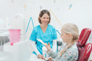 Kind mit Ärztin in Behandlungszimmer / Fotograf*in: ElsnerFotografie - Jessica Elsner