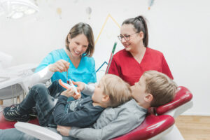 Kinderbehandlungen - Kinder auf Behandlungsstuhl / Fotograf*in: ElsnerFotografie - Jessica Elsner