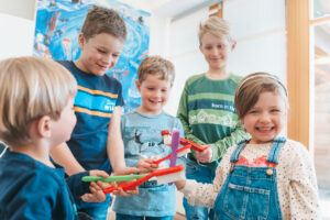 Kinder mit Riesen-Zahnbürsten / Fotograf*in: ElsnerFotografie - Jessica Elsner