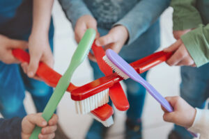 Kinderbehandlungen - gekreuzte Riesen-Zahnbürsten / Fotograf*in: ElsnerFotografie - Jessica Elsner