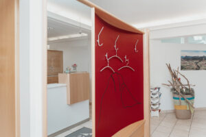Praxis-Räumlichkeiten: Empfang mit Garderobe / Fotograf*in: ElsnerFotografie - Jessica Elsner